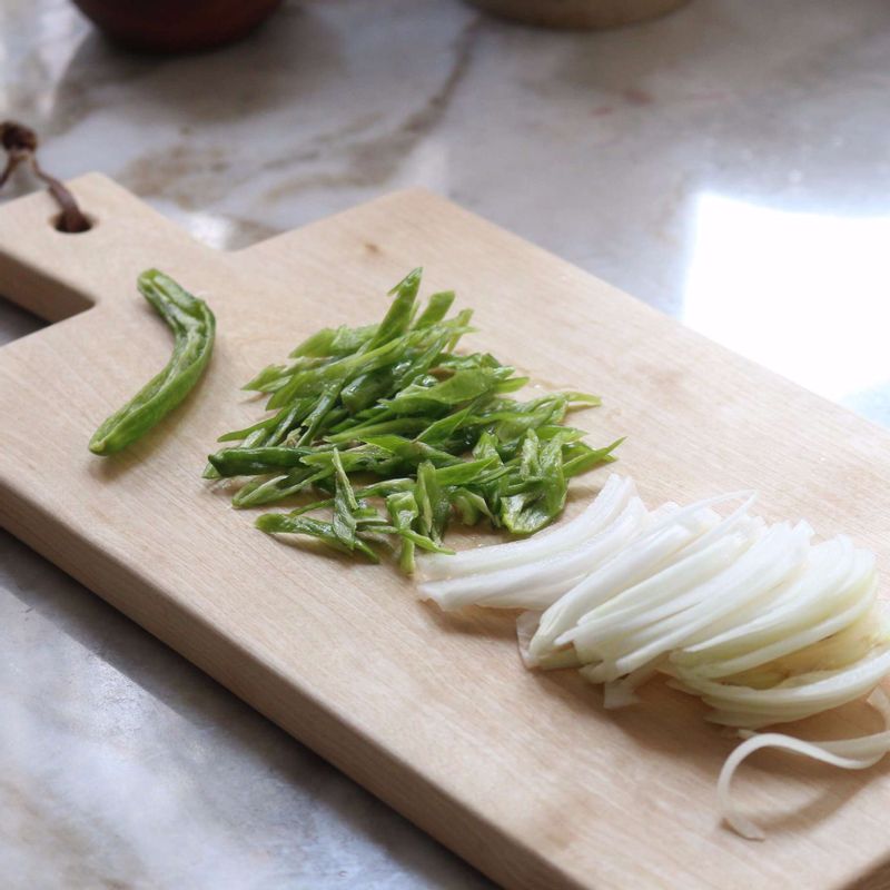 양파는 채를 썰고, 꽈리고추는 반으로 잘라 어슷하게 잘라주세요.