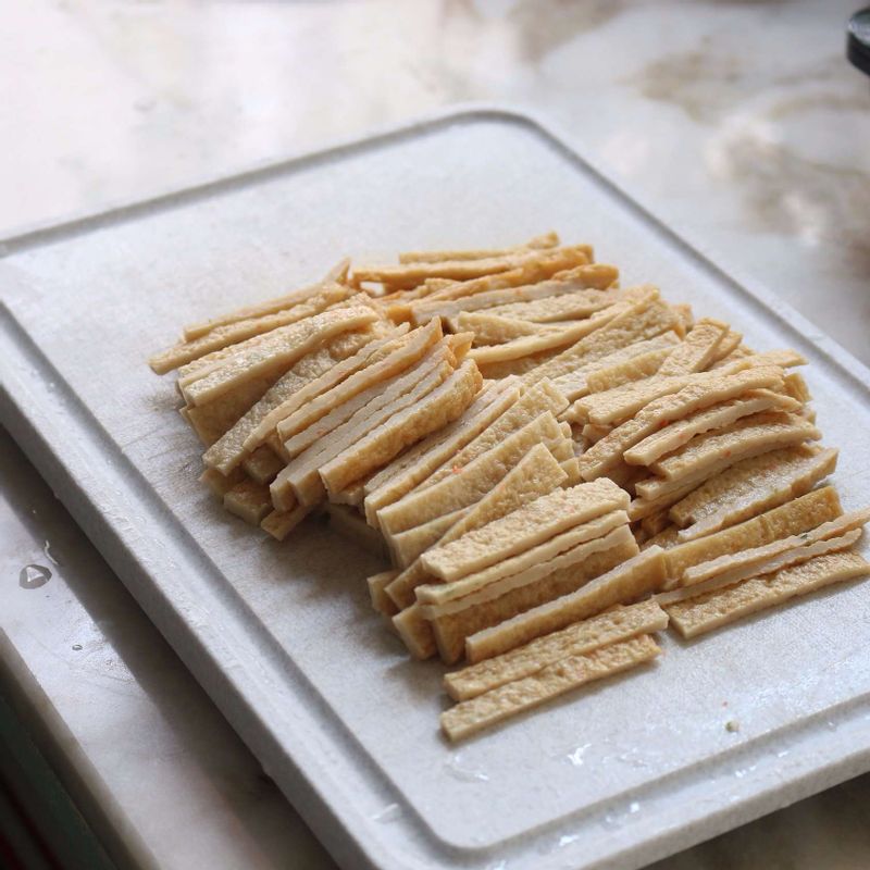 어묵은 먹기 좋게 채를 썰어준 후, 끓는 물에 살짝 데쳐 기름기를 빼 주세요. (어묵을 체에 넣고 뜨거운 물을 부어주셔도 돼요)