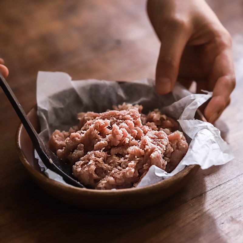 돼지고기는 밑간 재료를 넣고 골고루 버무려 10분 이상 재워주세요. 볼에 덮밥 양념을 모두 섞어주세요.