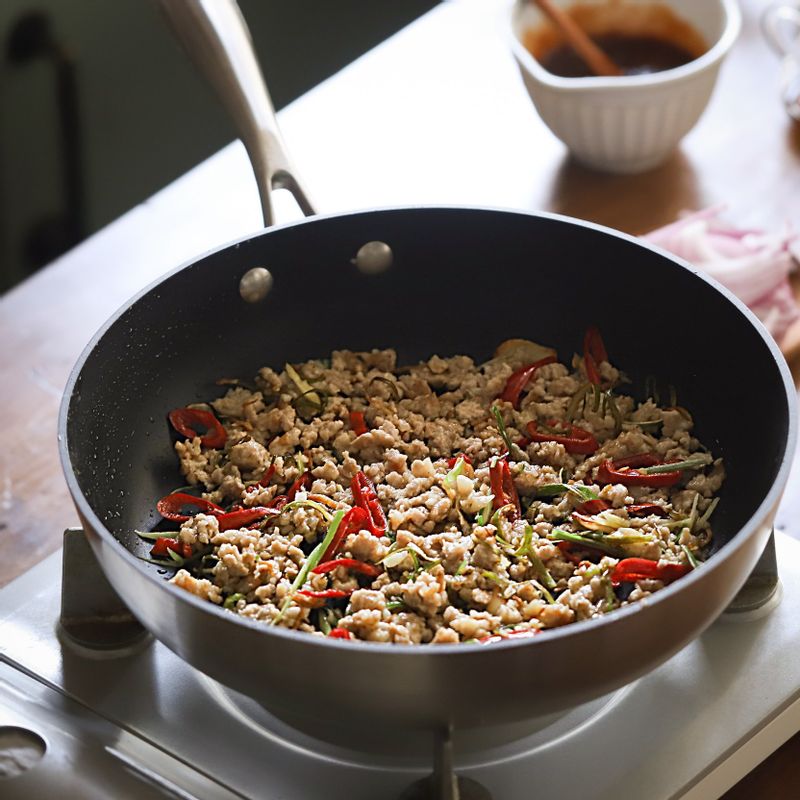 향이 올라오면 돼지고기를 넣어 볶다가 양파, 덮밥양념을 넣어 볶아주세요.