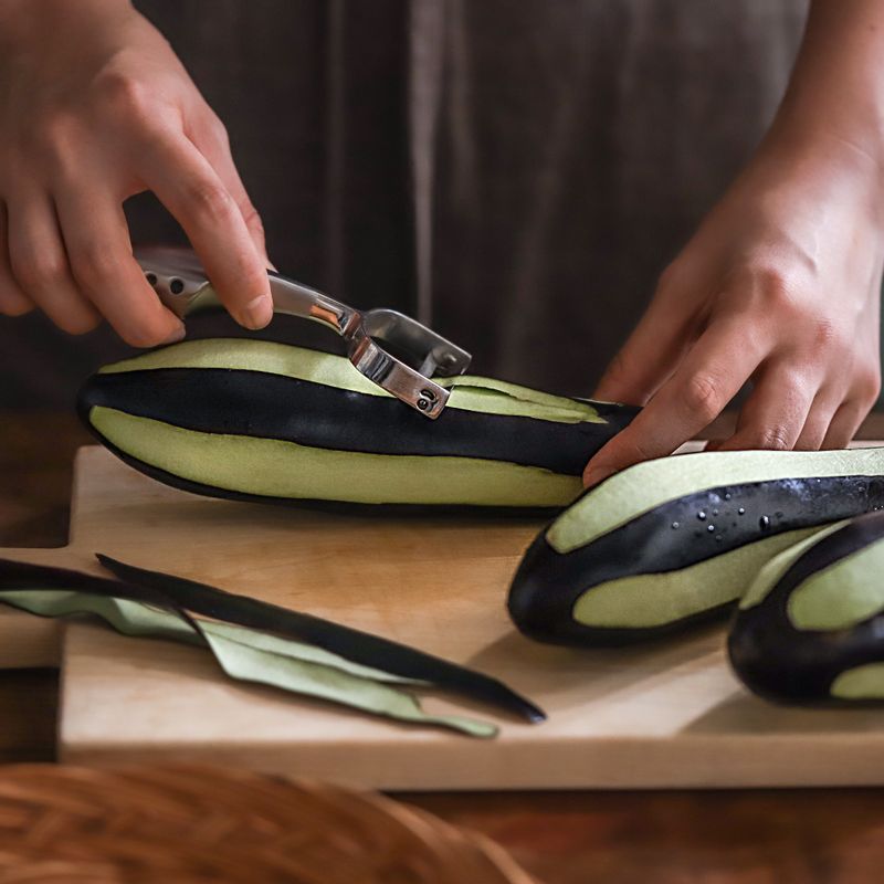 가지는 필러로 듬성듬성 껍질을 벗기고 먹기 좋은 크기로 썰어주세요.
(tip. 가지껍질을 필러로 살짝 벗겨주면 더 부드러운 식감으로 즐기실 수 있어요.)