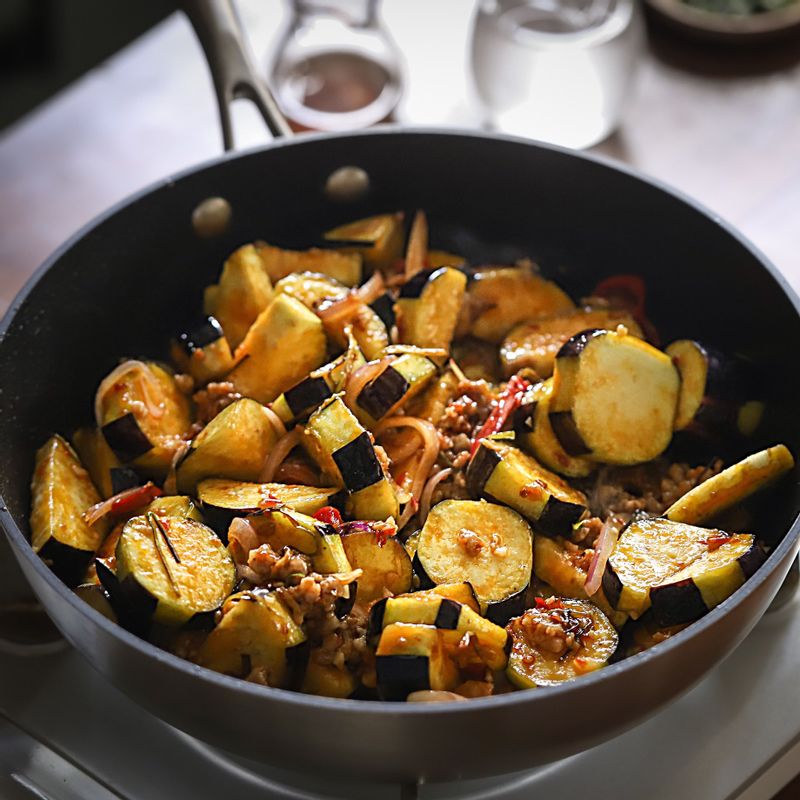 돼지고기가 익으면 가지를 넣고 3분정도 볶다가, 소스의 농도를 보며 물을 넣은 후 마지막에 참기름을 넣어주세요.