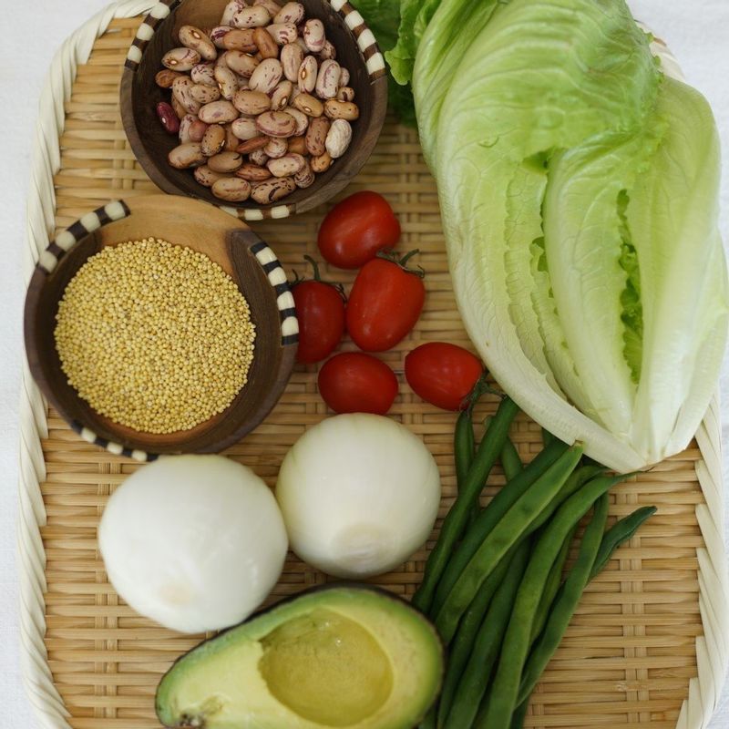 콩샐러드을 위한 재료 이미지로 강낭콩,기장,로메인,방울토마토,아보카도 등으로 구성 되어있습니다.