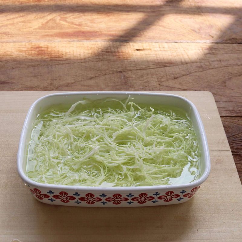 양배추는 얇게 채를 썰고, 찬물에 담갔다가 물기를 빼주세요.