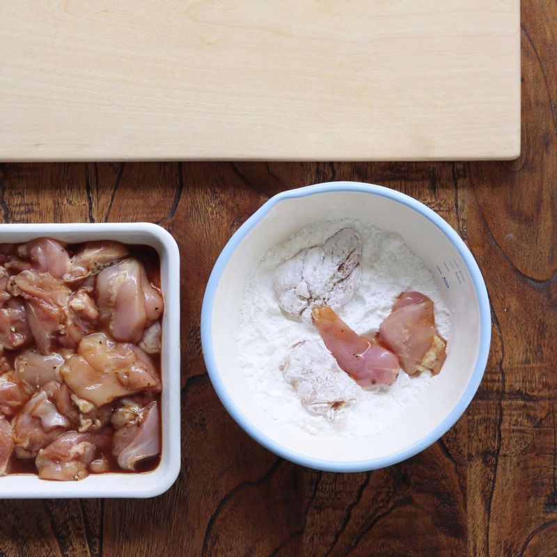 밑간한 닭다리살에 전분가루를 골고루 묻힌 후 털어내고, 160도의 기름에서 튀겨 익힌 후 한번 더 노릇하게 튀겨주세요.