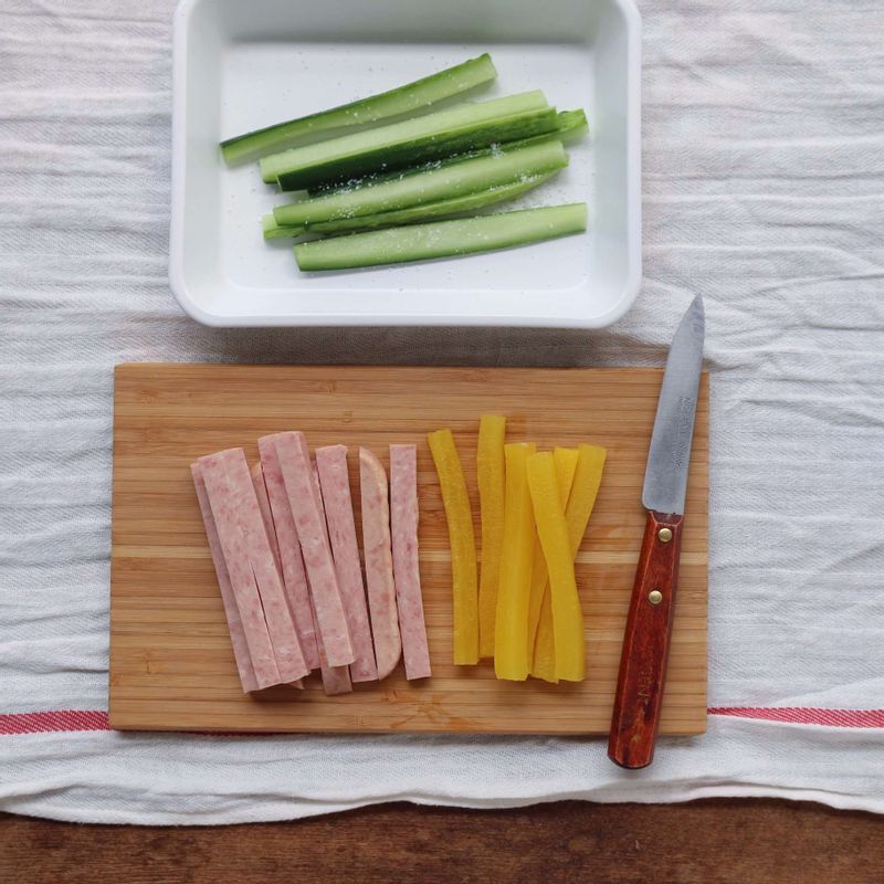 스팸과 오이는 나무젓가락 두께로 잘라주세요.
오이는 약간의 소금을 뿌려 10분 정도 밑간 한 후 물기를 제거해주세요.