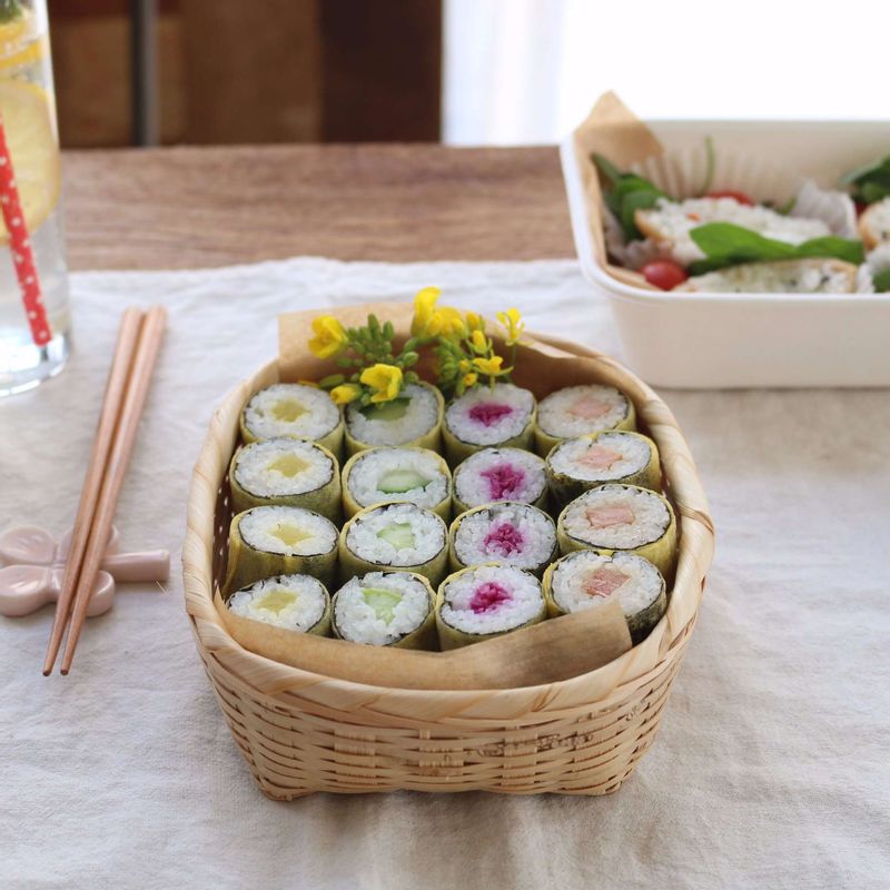 달걀꼬마김밥을 먹기좋은 크기로 잘라 즐겨주세요.