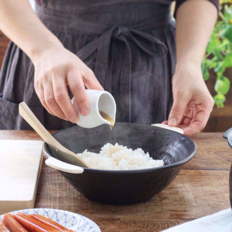 고슬하게 지은 밥에 밥양념 재료를 넣어 밑간 해주세요.
