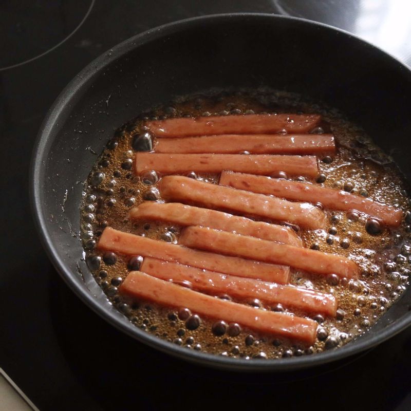 스팸은 끓는 물에 살짝 데친 후, 팬에 스팸조림 소스를 넣어 2분 정도 졸여주세요.