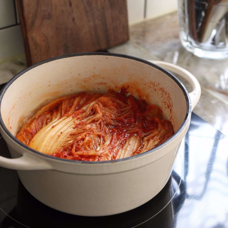 냄비에 묵은지와 다시마멸치육수를 넣고 8분 정도 끓여주세요.