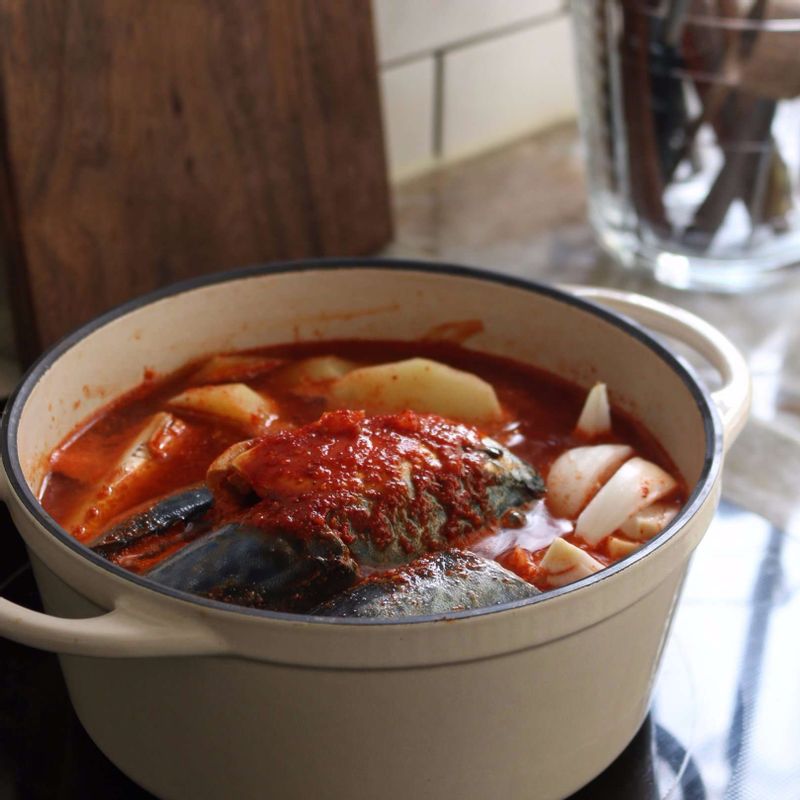 고등어와 감자, 양파, 양념장을 넣은 후 뚜껑을 열고 강불에서 15분 정도 끓여주세요. (고등어에 양념장을 끼얹으며 익혀주세요.)