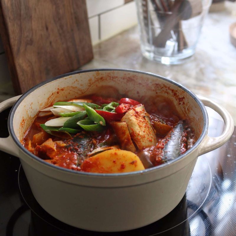 불을 중불로 줄인 후 대파, 홍고추, 청양고추를 넣고 2분 정도 더 끓여주세요.