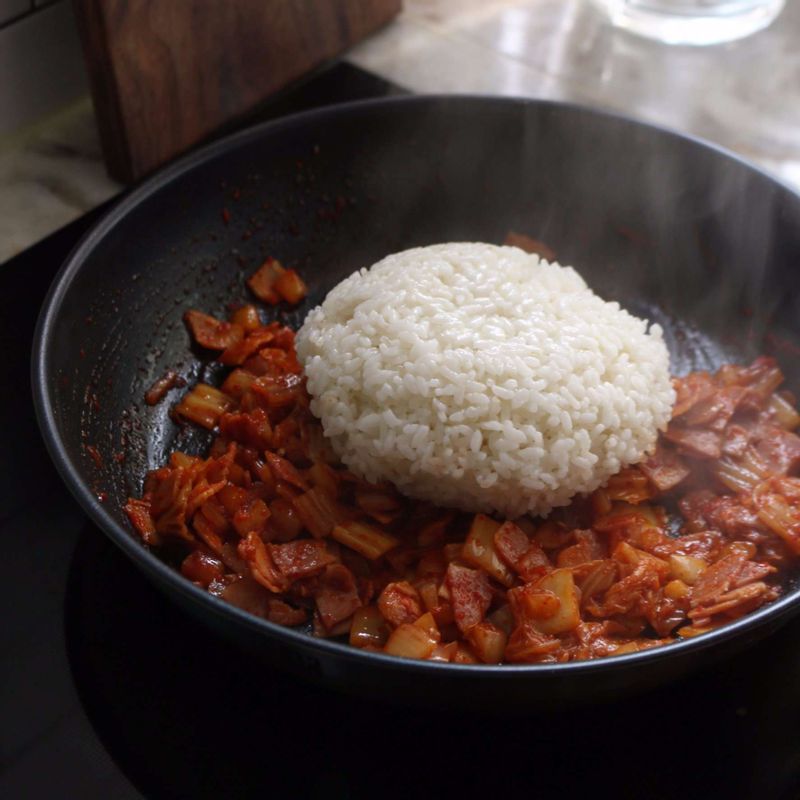 밥을 넣고, 주걱으로 밥을 가르듯이 고루 섞어가며 볶은 후 마지막에 참기름을 넣어주세요.