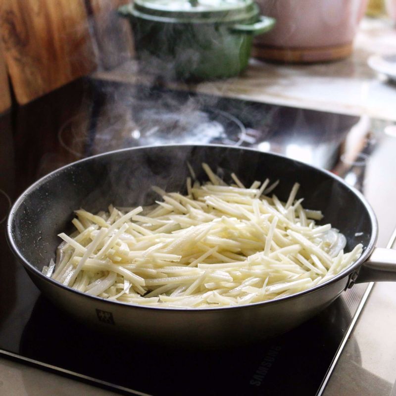 달군 팬에 기름을 두르고 양파, 감자를 넣어 중간불에서 볶아주세요.