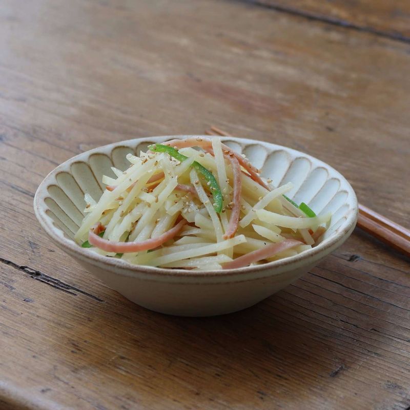 마지막에 참기름과 통깨를 넣고 불을 꺼주세요.
알맞은 그릇에 담아 맛있는 반찬으로 활용해주세요.