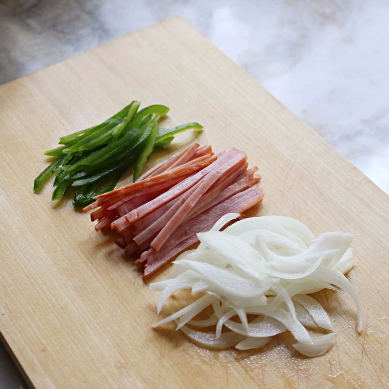 양파와 피망, 햄은 먹기 좋게 채 썰어 주세요.