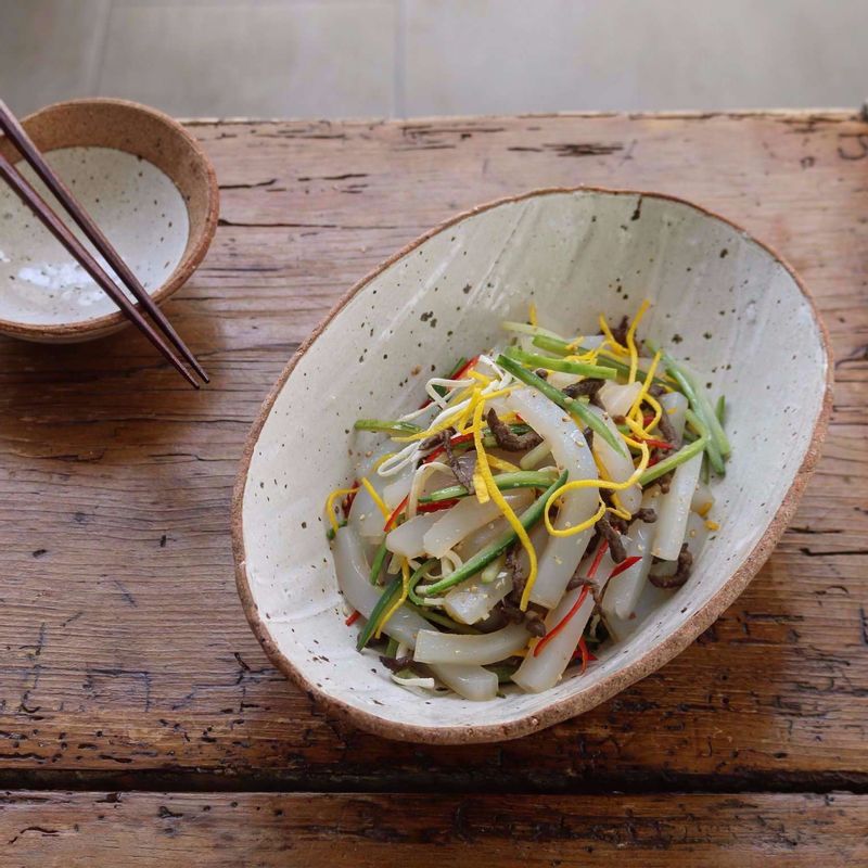 그릇에 담고 통깨를 뿌려 즐겨주세요.