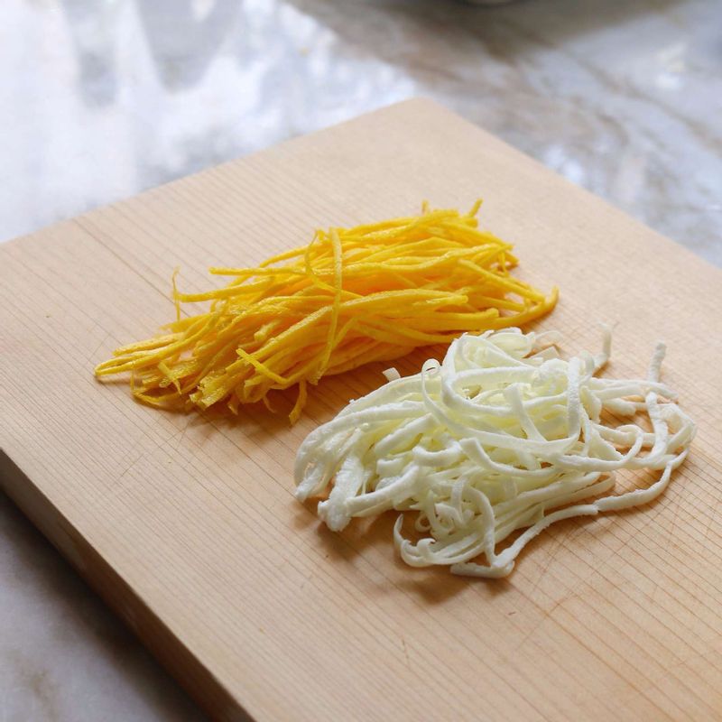 달걀은 흰자, 노른자를 분리 한 후 약간의 소금을 넣어 섞어주세요. 약한불에서 각각 지단을 부쳐 5cm 길이로 채썰어주세요.