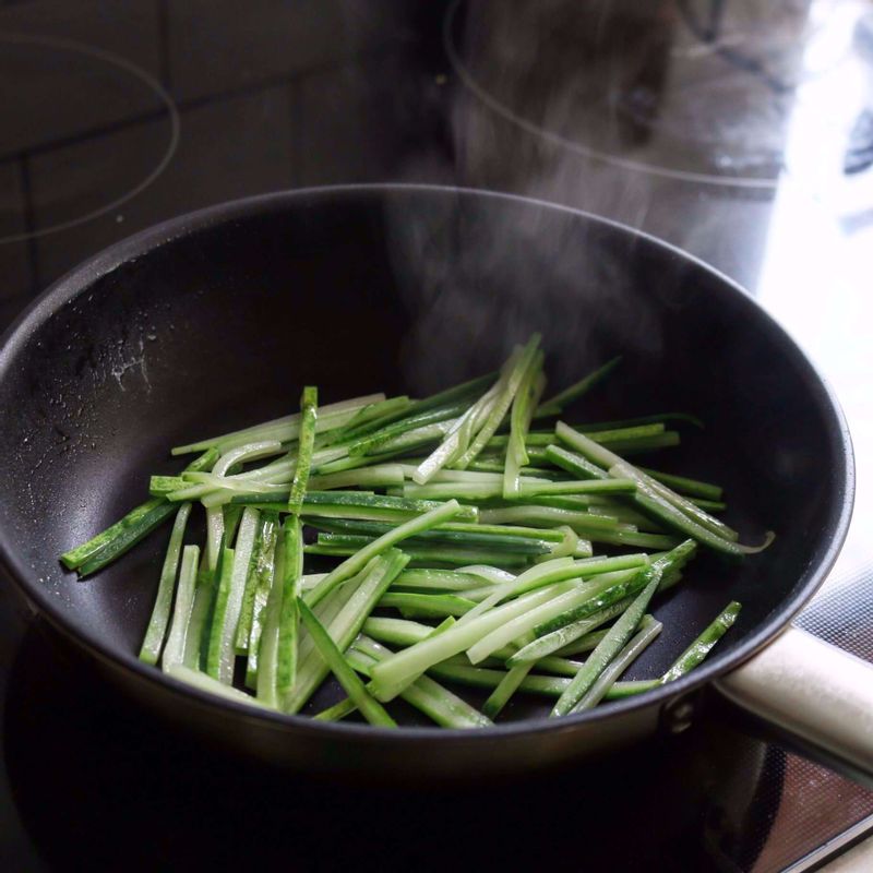 달군 팬에 기름을 두른 후, 오이를 넣고 약간의 소금을 뿌려 살짝 볶아주세요.
새로 달군 팬에 쇠고기를 넣어 국물 없이 볶아주세요.