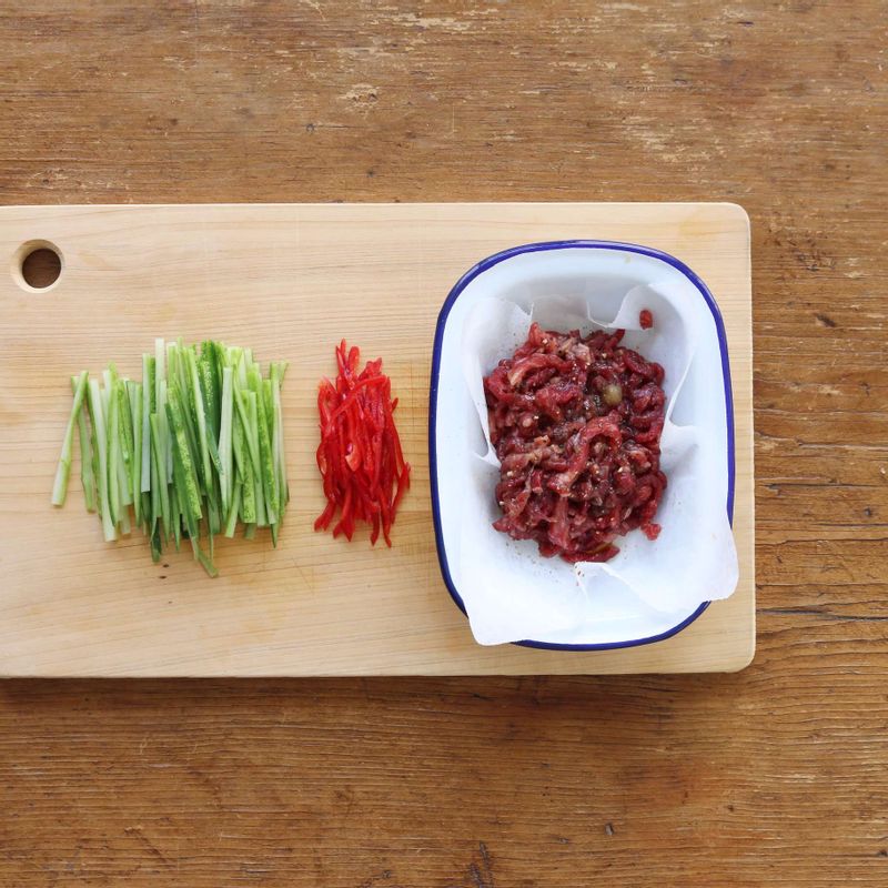 오이는 5센치 길이로 채썰고, 홍고추는 반으로 갈라 씨를 턴 후 채를 썰어주세요.
쇠고기채에 고기 양념재료를 넣어 양념해주세요.