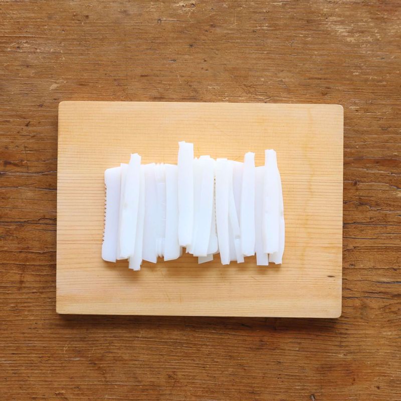 청포묵은 5센치 길이로 잘라 끓는 물에 살짝 데친 후 체에 밭쳐 물기를 제거하고, 참기름과 소금으로 양념해주세요.