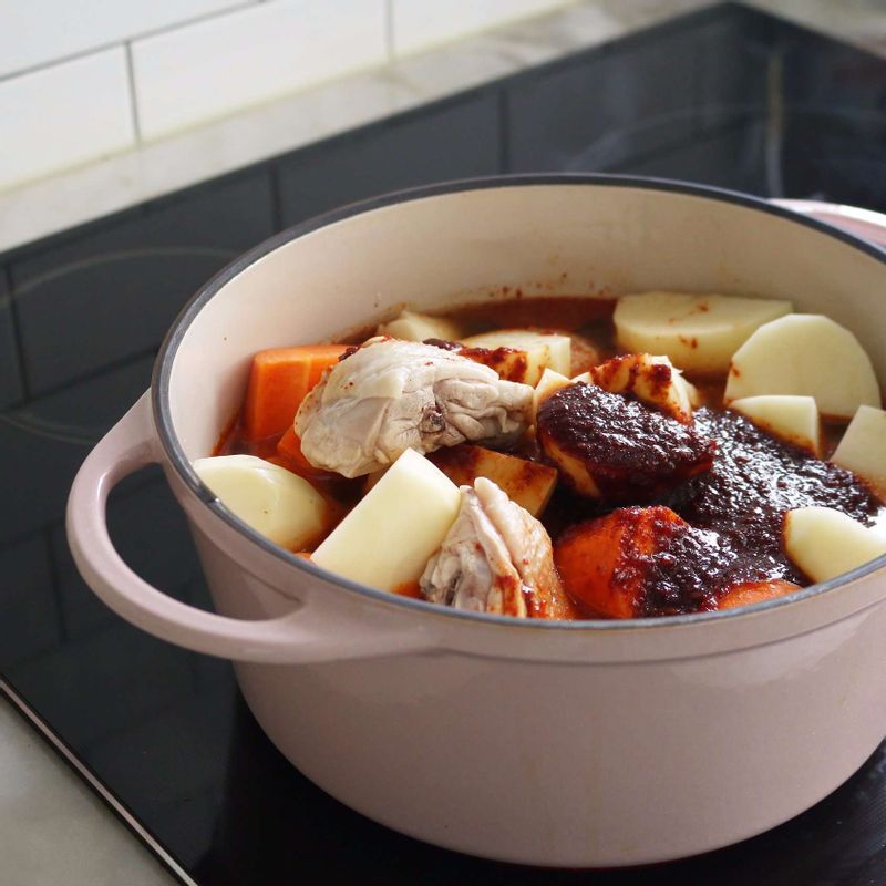 냄비에 데친 닭고기와 물, 감자, 당근, 양념재료를 넣어 30분 정도 센불에서 끓여주세요. (감자크기에 따라 조리시간을 조절해주세요.)