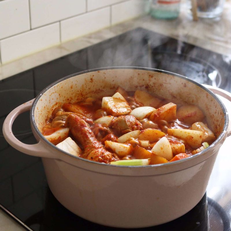 닭이 부드럽게 익으면 중불로 줄여 양파를 넣고 5분 정도 끓이다가, 대파와 청고추를 넣어 2분 정도 더 끓인 후 불을 꺼주세요.