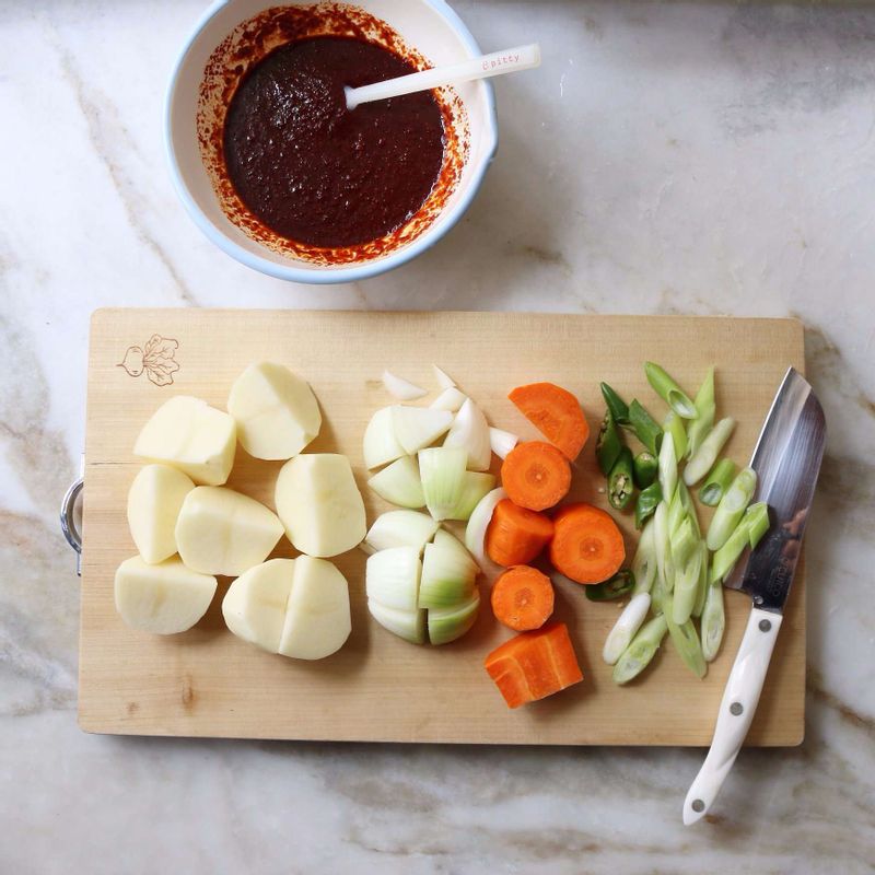 감자와 당근, 양파는 큼직하게 썰고 대파와 청고추는 어슷하게 썰어주세요. 볼에 양념재료를 넣고 섞어주세요.