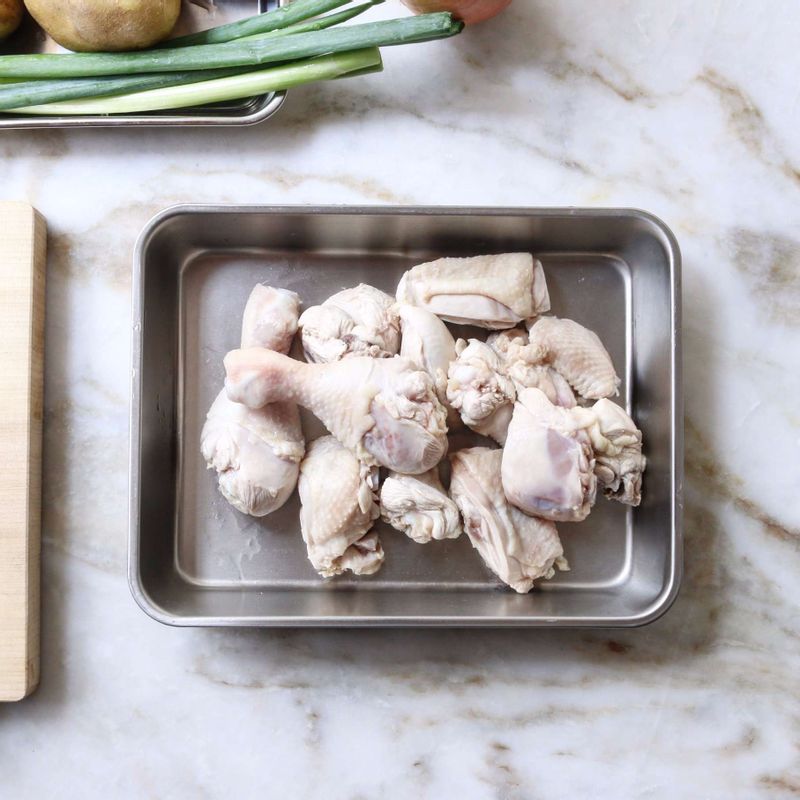 적당한 크기로 자른 닭은 깨끗이 씻은 후, 끓는 물에 살짝 데치고 찬물에 씻어 불순물을 제거해주세요.