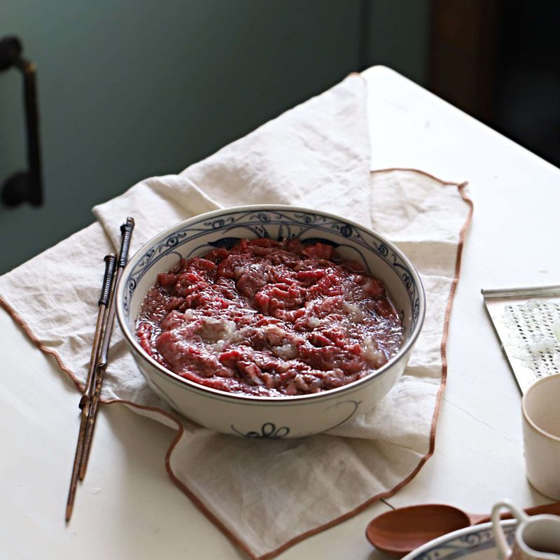쇠고기는 먹기 좋은 크기로 썰고, 키친타월에 올려 핏물을 제거한 후 고기연육 재료를 넣어  골고루 섞어 20분 정도 재워주세요. 고기간장양념 재료를 넣고 조물조물 버무려 양념해주세요.