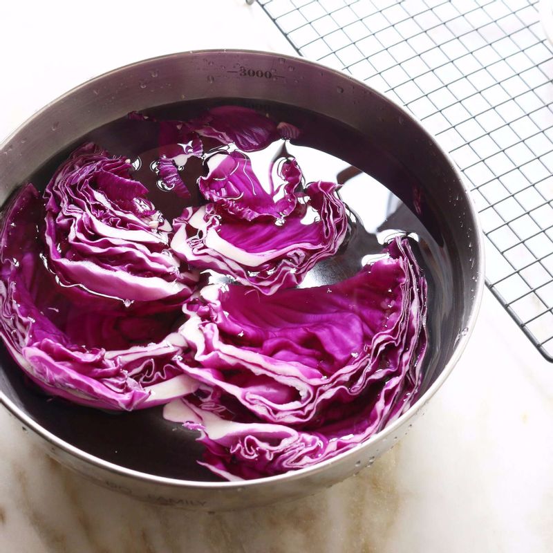 적채는 심지를 제거하고, 식초 1큰술을 넣은 찬물에 담갔다가 흐르는 물에 깨끗이 씻고 물기를 제거한 후 채를 썰어주세요. 샐러리잎은 깨끗이 씻은 후 물기를 제거해주세요.