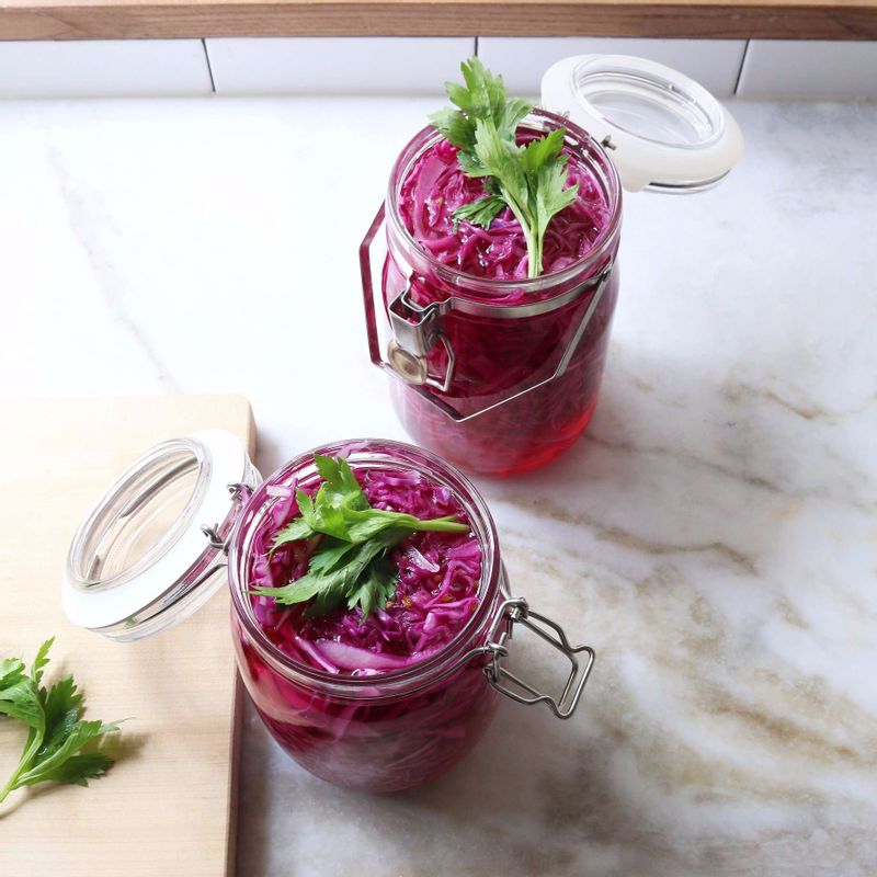 소독한 유리병에 적채와 샐러리잎을 넣고, 끓인 피클주스를 체에 밭쳐 뜨거울 때 체에 부어주세요.