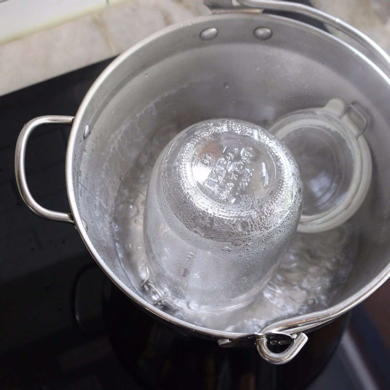 냄비에 물을 넣고, 유리병을 거꾸고 담가 끓이면서 병을 소독한 후 꺼내어 물기를 제거해주세요. (찬물부터 병을 넣어 끓여주세요.)