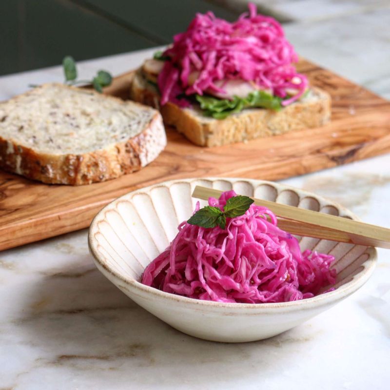 한 김 식힌 후, 뚜껑을 닫고 냉장보관해주세요.
적채피클은 담근 후 하루 이상 지나면 드실 수 있고, 반찬이나 샌드위치 속 재료로 활용해도 좋아요.