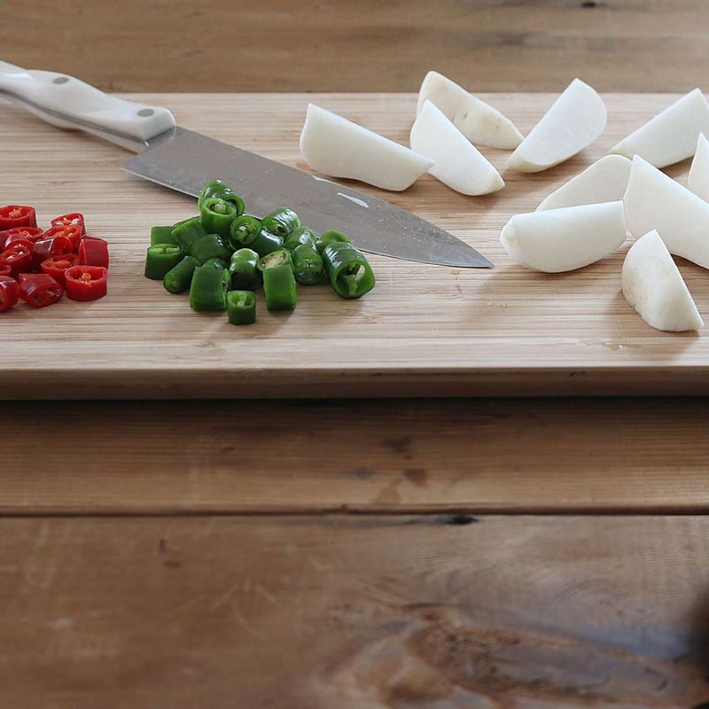 알타리무는 무청을 제거하고 깨끗이 씻어먹기 좋게 4등분해주세요. 홍고추와 청양고추는 송송 썰어 씨를 털어주세요.