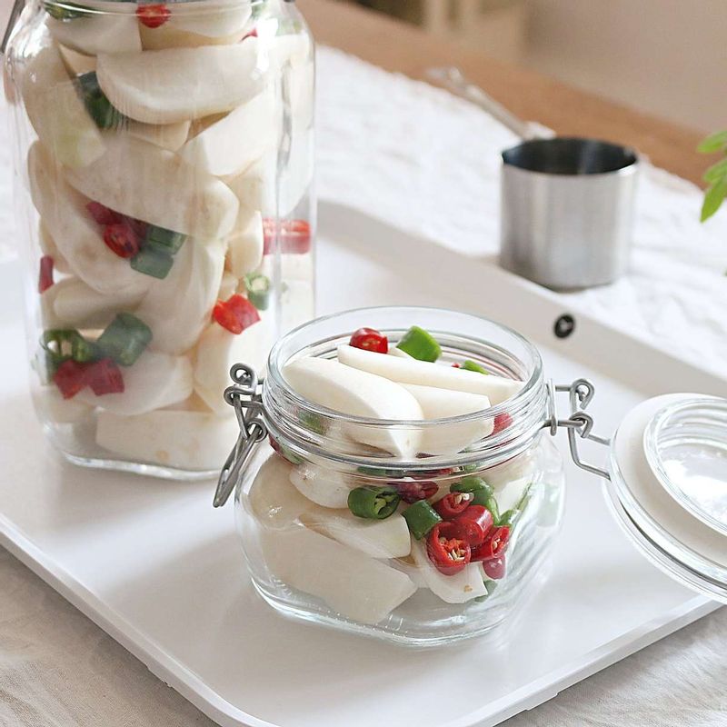 알타리무와 고추를 용기에 골고루 담아주세요. 장아찌 양념 재료를 냄비에 팔팔 끓여 뜨거울 때 용기에 붓고 한김 식힌 후 냉장고에서 2일 이상 숙성해주세요.