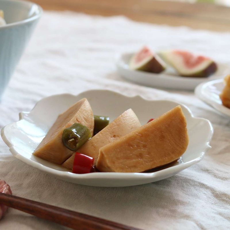 TIP. 알타리장아찌를 담고 남은 무청 활용 방법을 알려주세요.
무청은 시든 잎을 떼고 깨끗이 씻어주세요. 냄비에 넉넉히 물을 붓고 소금을 약간 넣어 끓어오르면 무청을 넣고 15분 이상 푹 삶아줍니다. 물에 깨끗이 헹궈 물기를 꼭 짜고 적당한 양으로 나눠 냉동실에 보관했다가 된장찌개나 생선조림에 넣어 활용해보세요.