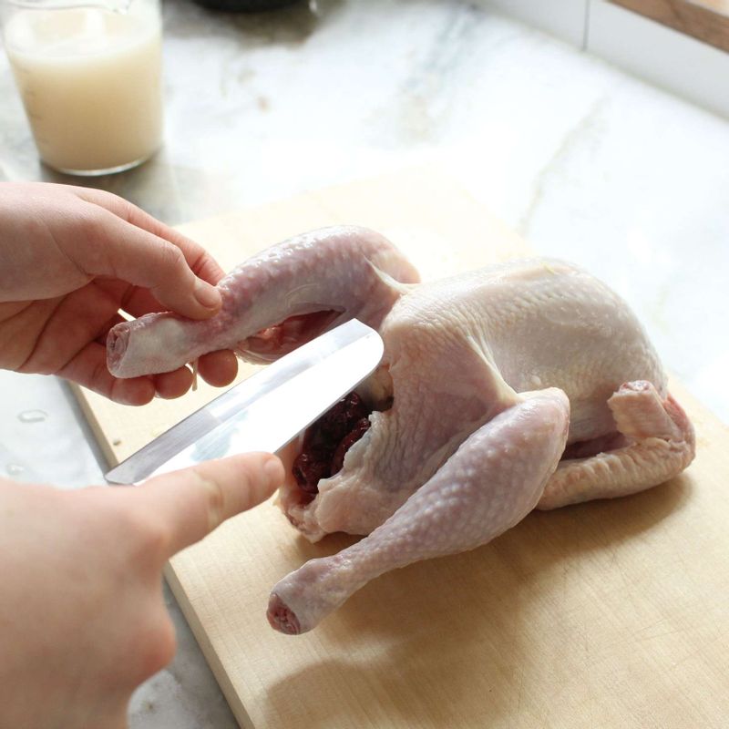 닭의 넓적다리에 칼집을 넣어주세요.