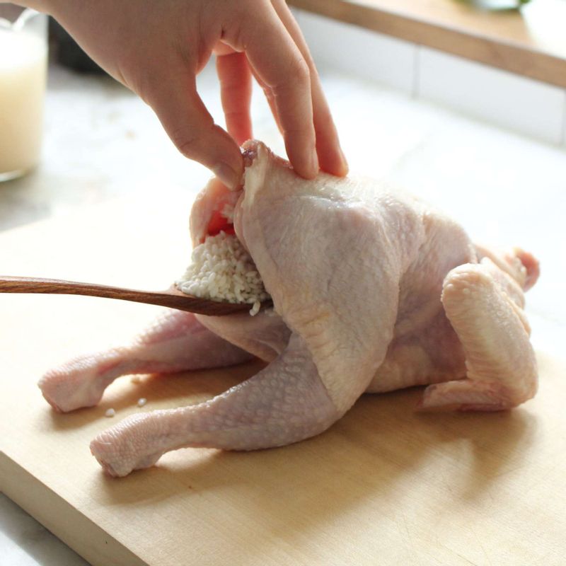 닭의 속에 불린 찹쌀을 먼저 넣어 주세요.