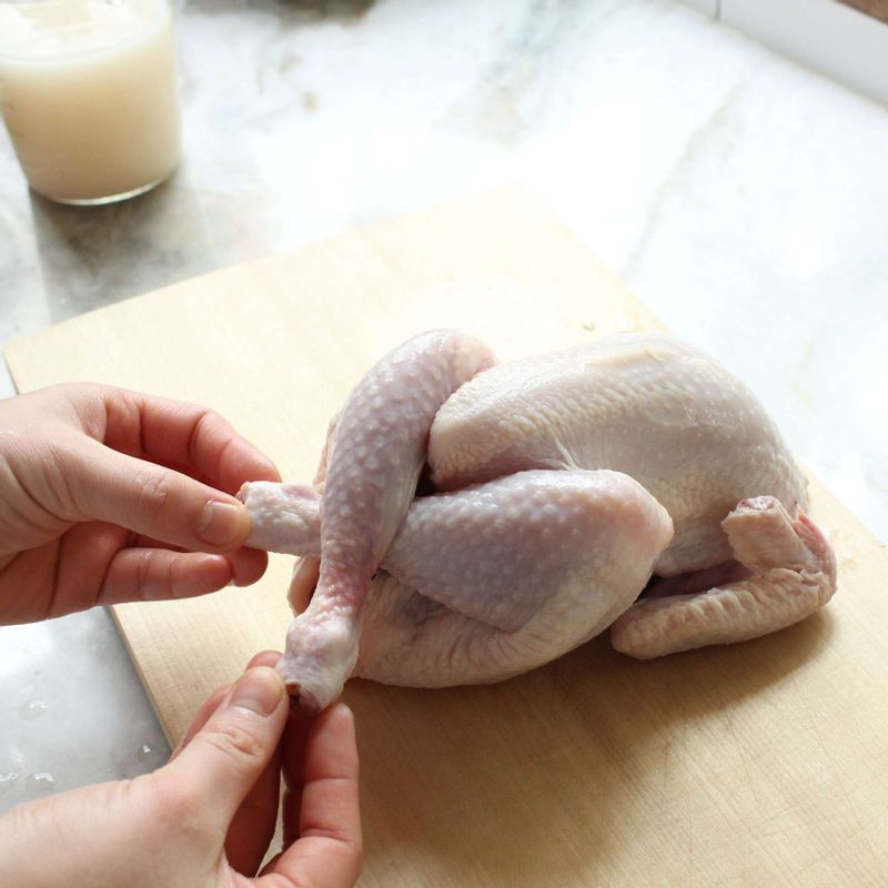 칼집을 넣은 반대 닭다리를 칼집 안으로 끼워 넣어 주세요.