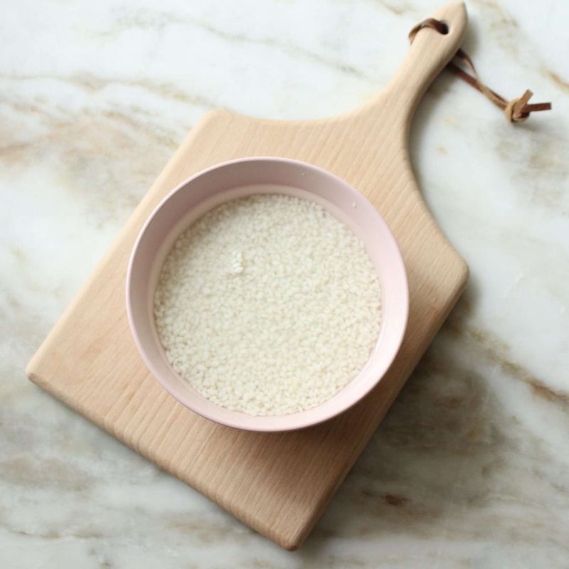 찹쌀을 찬 물에 한 시간 동안 불려주세요.