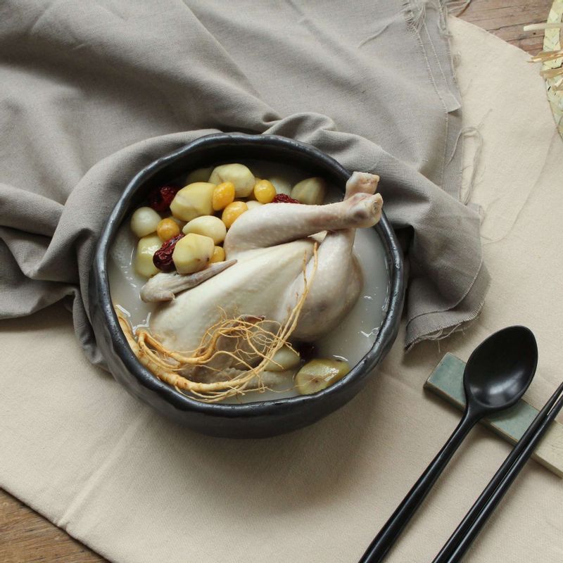 속을 채운 닭과 닭육수를 알맞은 냄비에 넣고 중불에서 35분, 약불에서 5분간 마저 삶아 요리를 완성해 주세요. (닭육수는 물이 1리터 정도가 될 때까지 푹 삶아 육수를 만들어 줍니다.) 
소금은 기호에 맞게 찍어 드시면 된답니다.