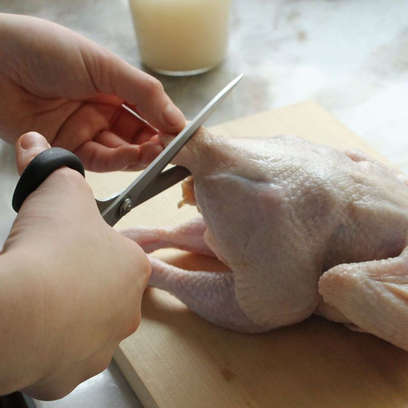 생닭을 흐르는 물에 씻어 주고 기름기 많은 부분을 손질해 주세요. (엉덩이부분의 꼬리와 지방을 가위로 잘라 주시면 편하답니다.)