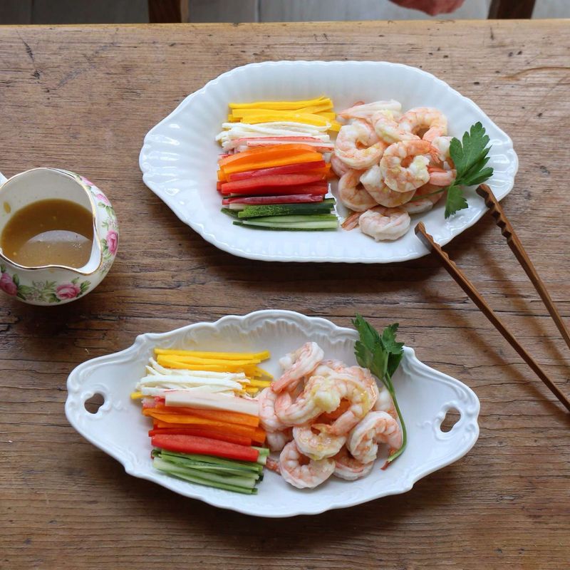 접시에 손질한 야채와 새우를 담고 냉채소스를 곁들여 주세요.
