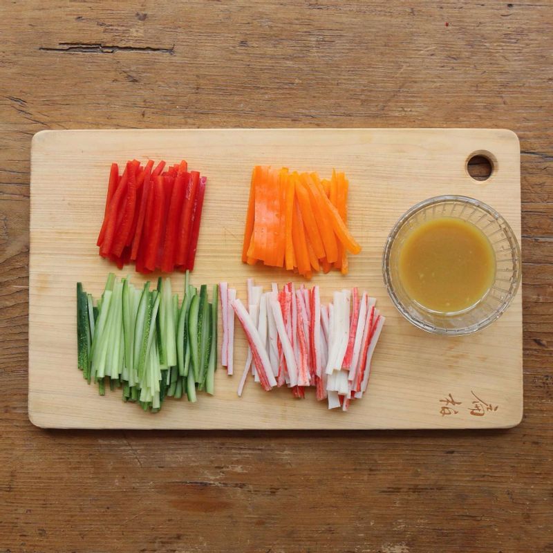 오이와 파프리카는 채썰고, 맛살은 5센치 길이로 썬 후 먹기좋게 채를 썰어주세요. 볼에 냉채소스 재료를 넣어 섞어주세요.