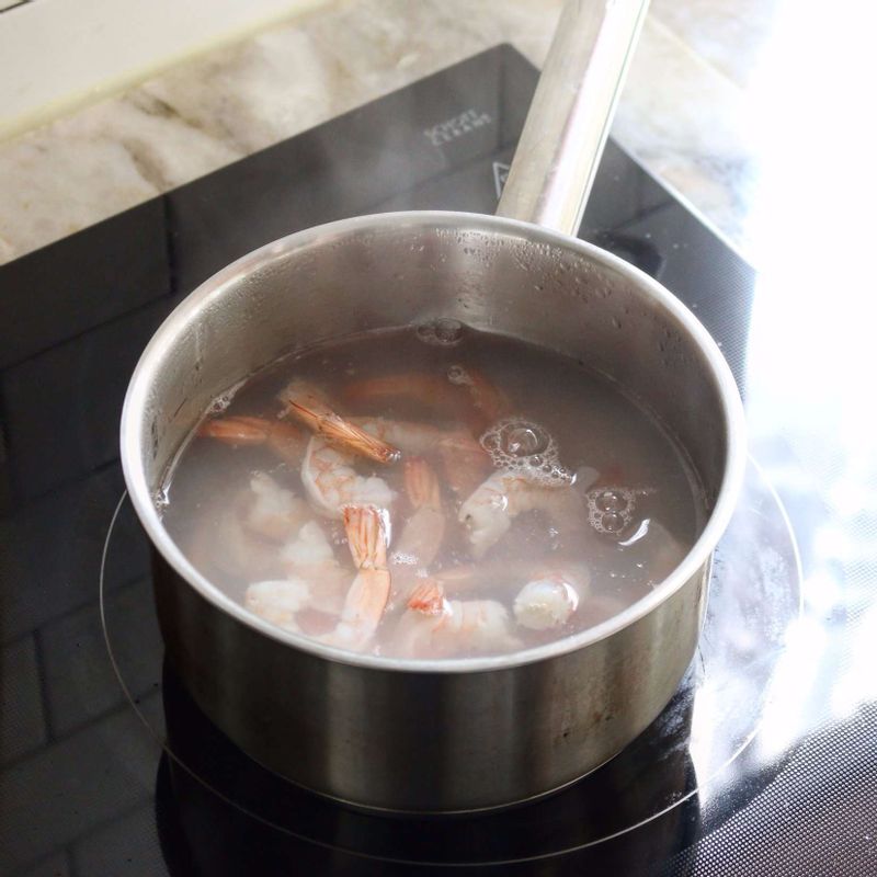 새우는 끓는 물에 청주와 약간의 소금을 넣어 삶아 준비해주세요.