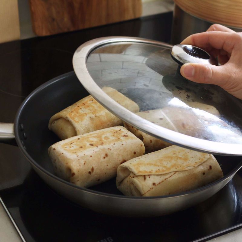 마른팬에서 토르티야를 굴리면서 치즈가 녹을때까지 구워주세요.(팬 뚜껑을 닫고 약한불에서 1분 정도 익혀 치즈 속까지 익혀주세요.)