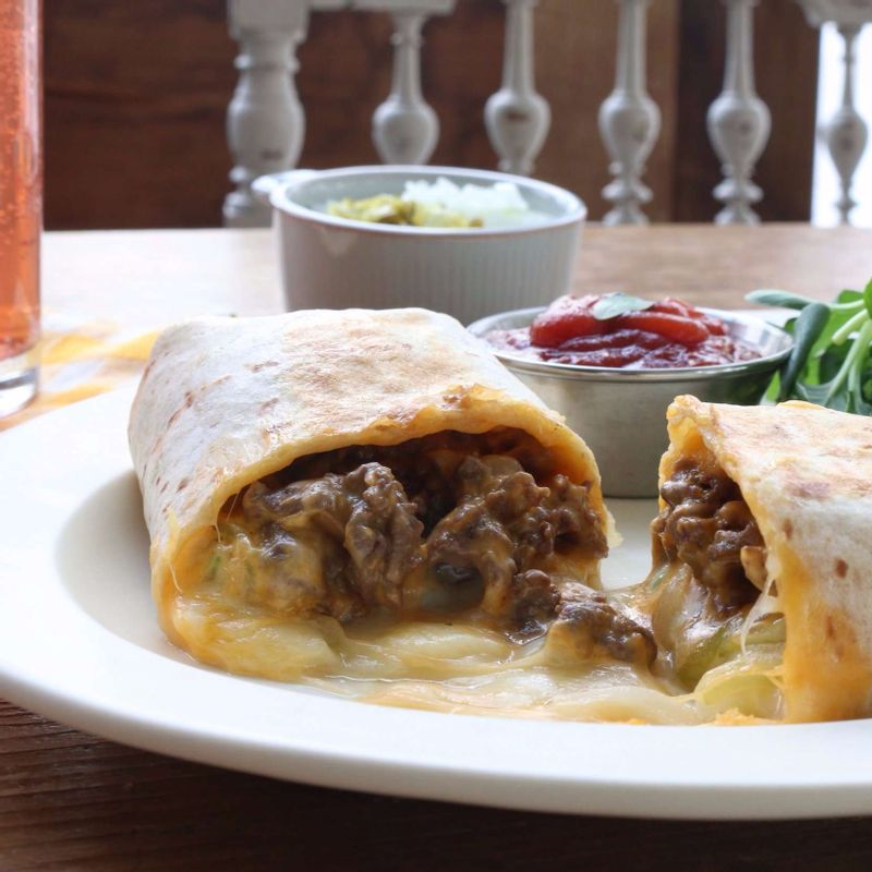 구운 베이크를 먹기좋은 크기로 잘라주세요.
다진양파, 피클, 케찹,머스터드를 곁들여 드셔도 맛있답니다.