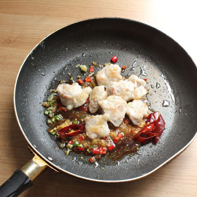 각종 향신채(마늘, 대파, 생강 등)를 볶던 팬에 양념장을 넣고 중불에서 20초간 끓이다 구워 놓은 닭다리를 중불에서 10초간 버무려 주세요.