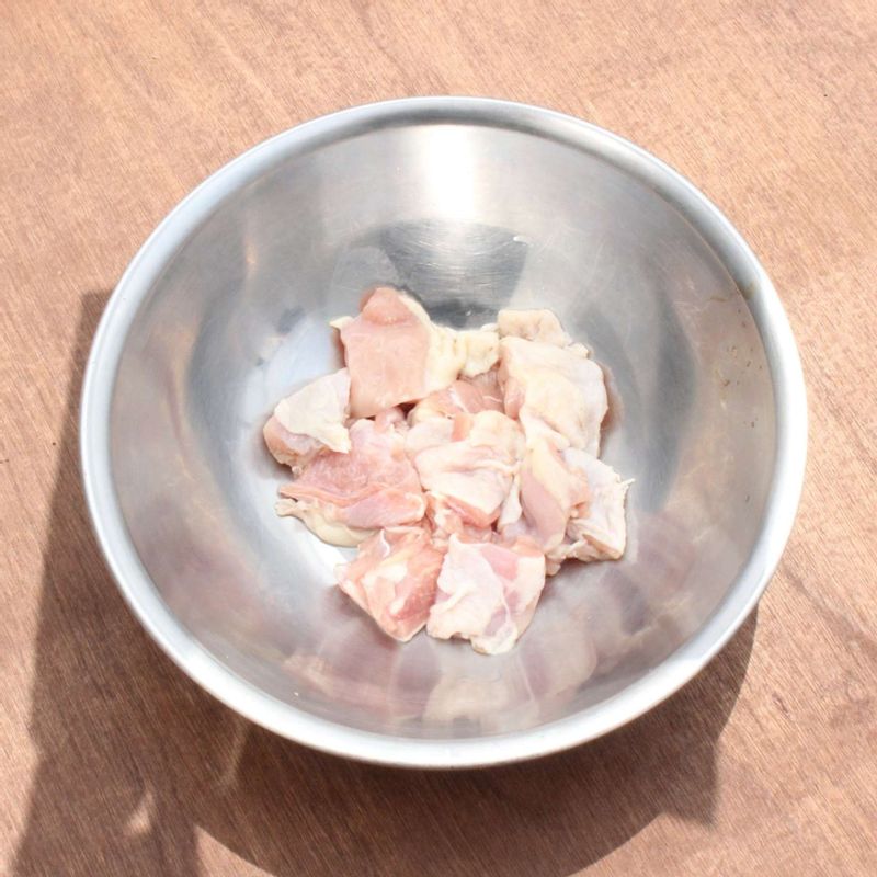 닭다리살을 가로*세로 (2cmx2cm) 깍뚝썰기하여 닭다리살양념장, 전분가루, 계란흰자, 물 2큰술을 버무려 주세요. (잘 버무려지지 않을 땐 물을 한 큰술 정도 더 넣어 주세요.)